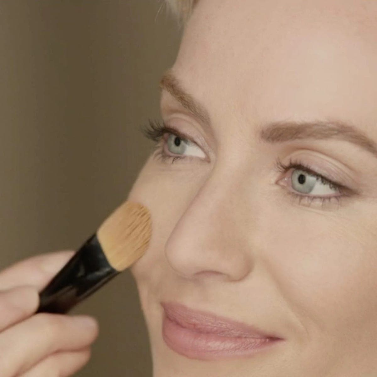 Max Factor Luminous Lift Foundation 070 Warm - Sand